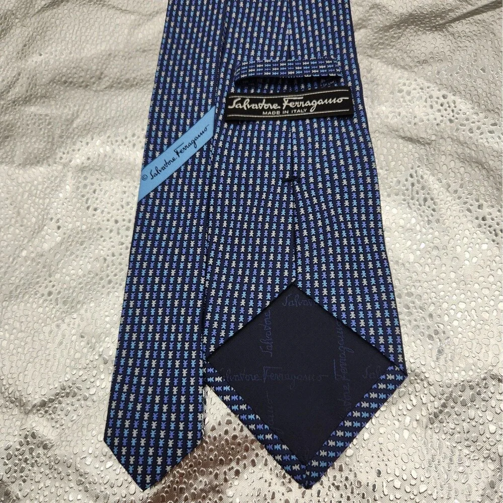 Tie Salvatore Ferragamo Navy Blue Stylized Bears 100% Silk Necktie Italy Vintage